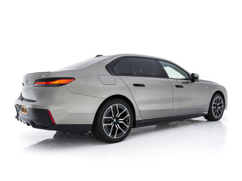 BMW i7 eDrive50 106 kWh M-Sportpack [ 3-Fase ] {SOH-97%} (INCL.BTW) *PANO | HEAD-UP | LUXURY-LEATHER | FULL-LED | BLIND-SPOT | BOWERS&WILKINS | MEMORY-PACK | TOP-VIEW | VENTILATED/HEATED-COMFORTSEATS | SOFT-CLOSE | WIDE-SREEN-DIGICOCKPIT | KEYLESS