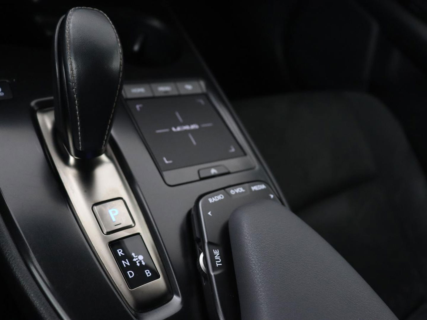 Lexus UX 300e Business 54 kWh | 1e eigenaar | Adaptive cruise | Carplay | Camera | Navigatie | Full LED | Elektrische stoelen | Climate control | Bluetooth