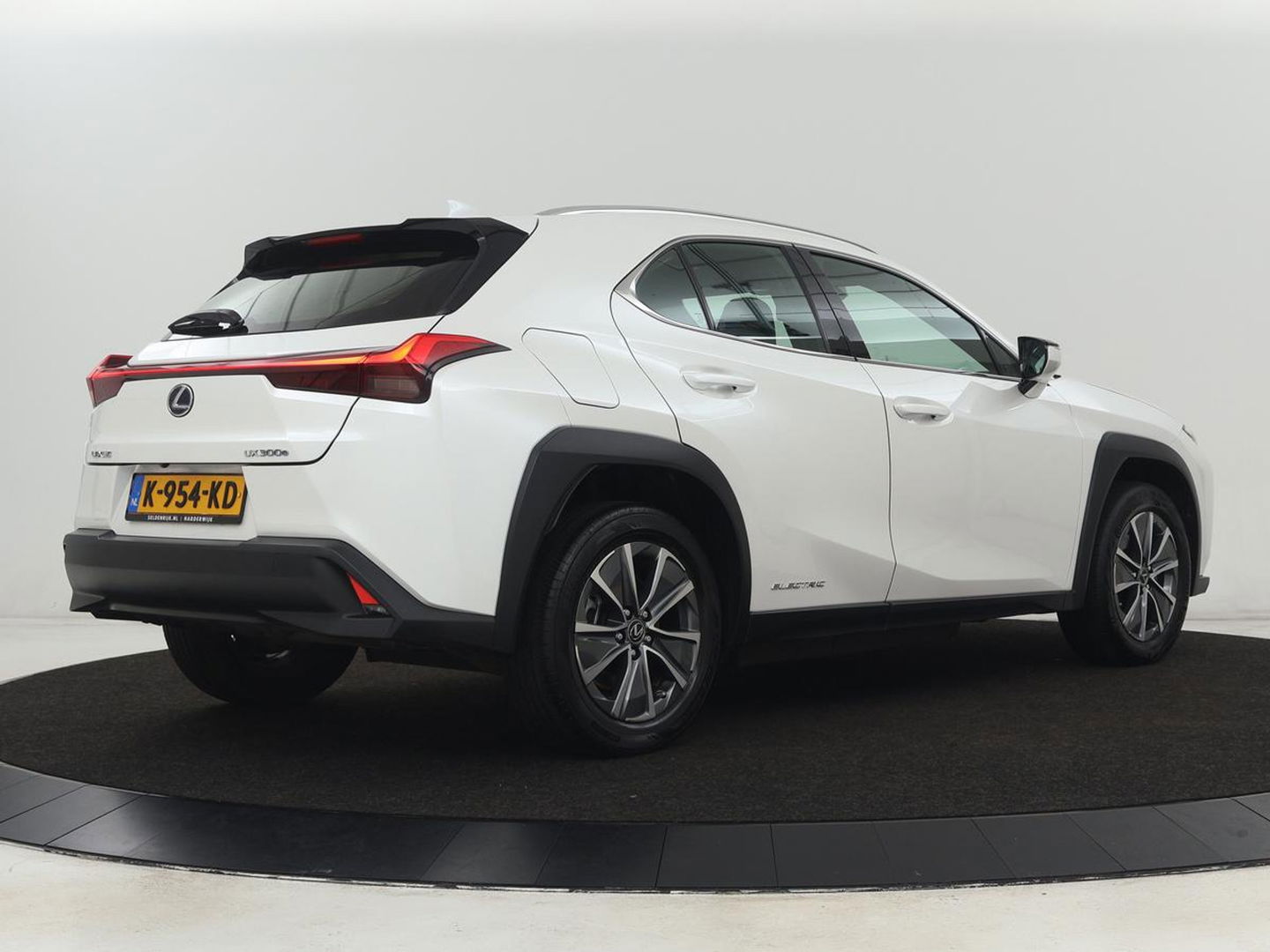 Lexus UX 300e Business 54 kWh | 1e eigenaar | Adaptive cruise | Carplay | Camera | Navigatie | Full LED | Elektrische stoelen | Climate control | Bluetooth