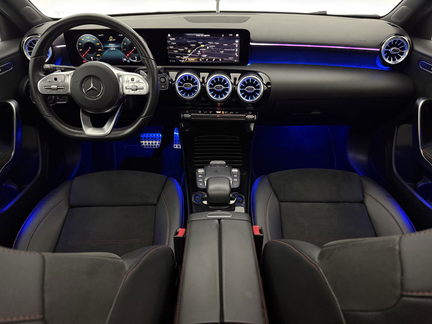 Mercedes-Benz A-Klasse 180 AMG | Pano | Virtual | Sfeerverl. | Carplay | Cruise | LED | Parkeersens. l Stoelverw.