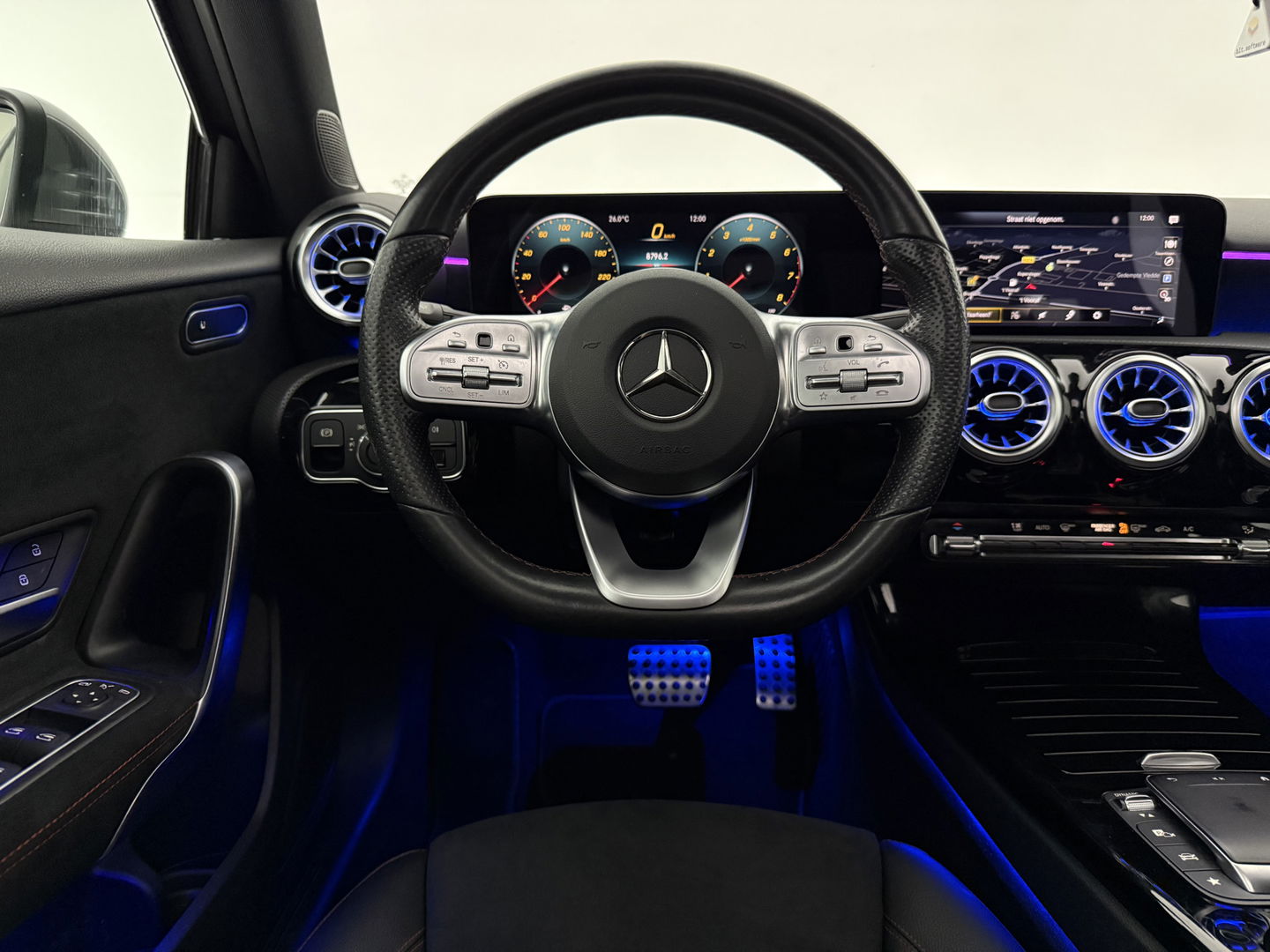Mercedes-Benz A-Klasse 180 AMG | Pano | Sfeer | Virtual | Stoelverw. | Carplay | Cruise | Parkeersens.