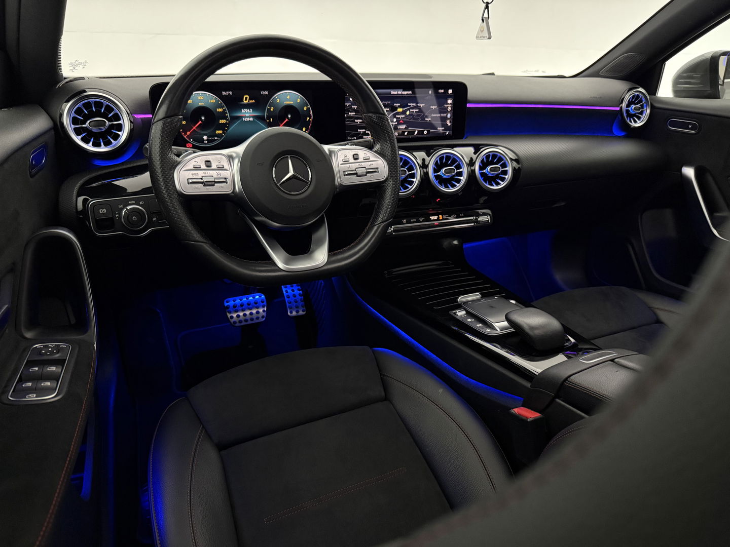 Mercedes-Benz A-Klasse 180 AMG | Pano | Virtual | Sfeerverl. | Carplay | Cruise | LED | Parkeersens. l Stoelverw.