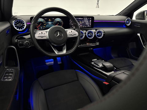 Mercedes-Benz A-Klasse 180 AMG | Pano | Virtual | Sfeerverl. | Carplay | Cruise | LED | Parkeersens. l Stoelverw.