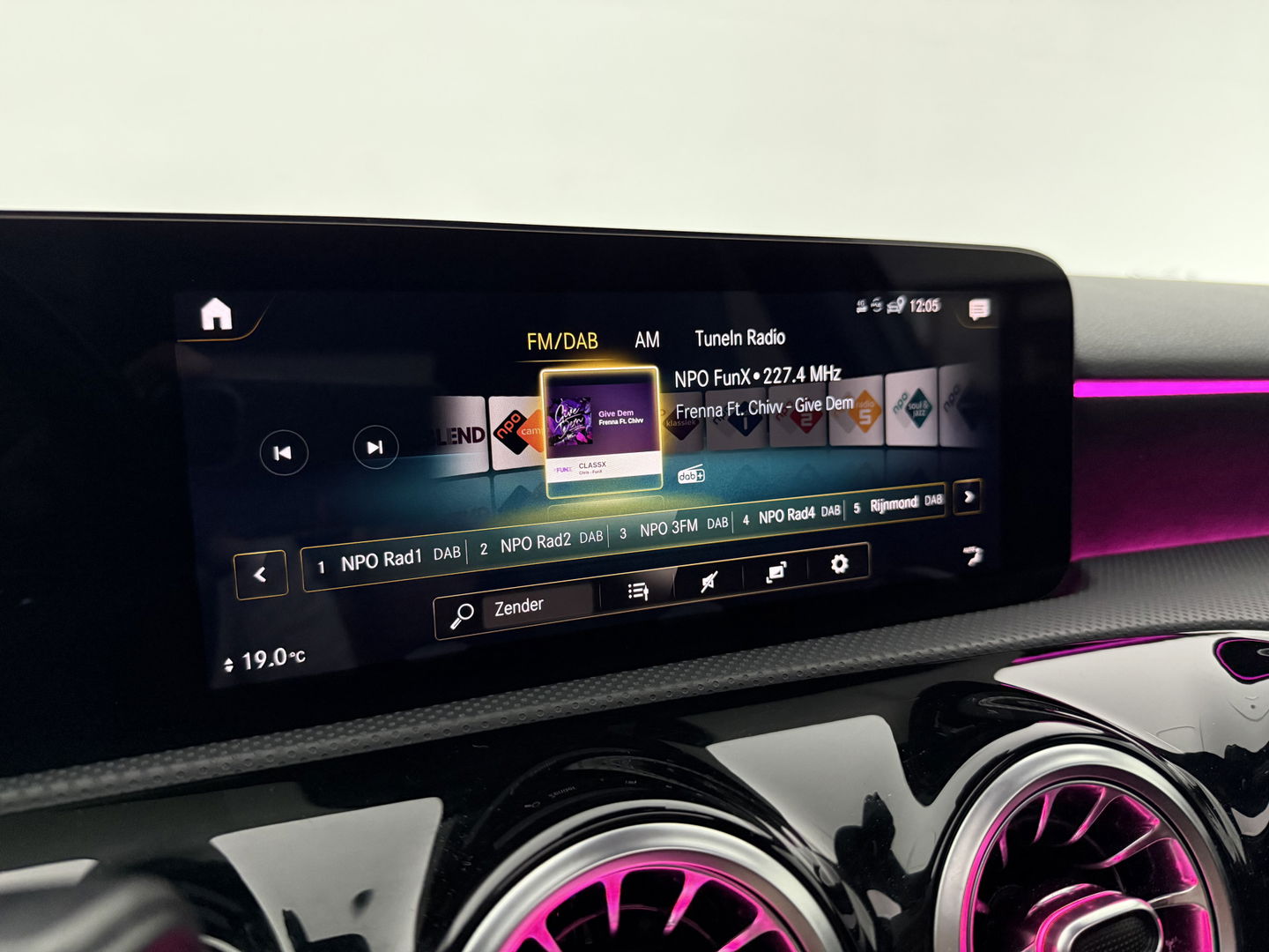 Mercedes-Benz A-Klasse 180 AMG | Pano | Virtual | Sfeerverl. | Carplay | Cruise | LED | Parkeersens. l Stoelverw.