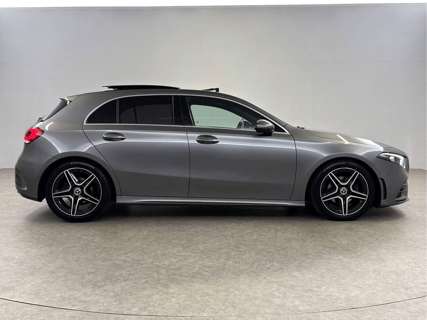 Mercedes-Benz A-Klasse 180 AMG | Pano | Virtual | Sfeerverl. | Carplay | Cruise | LED | Parkeersens. l Stoelverw.