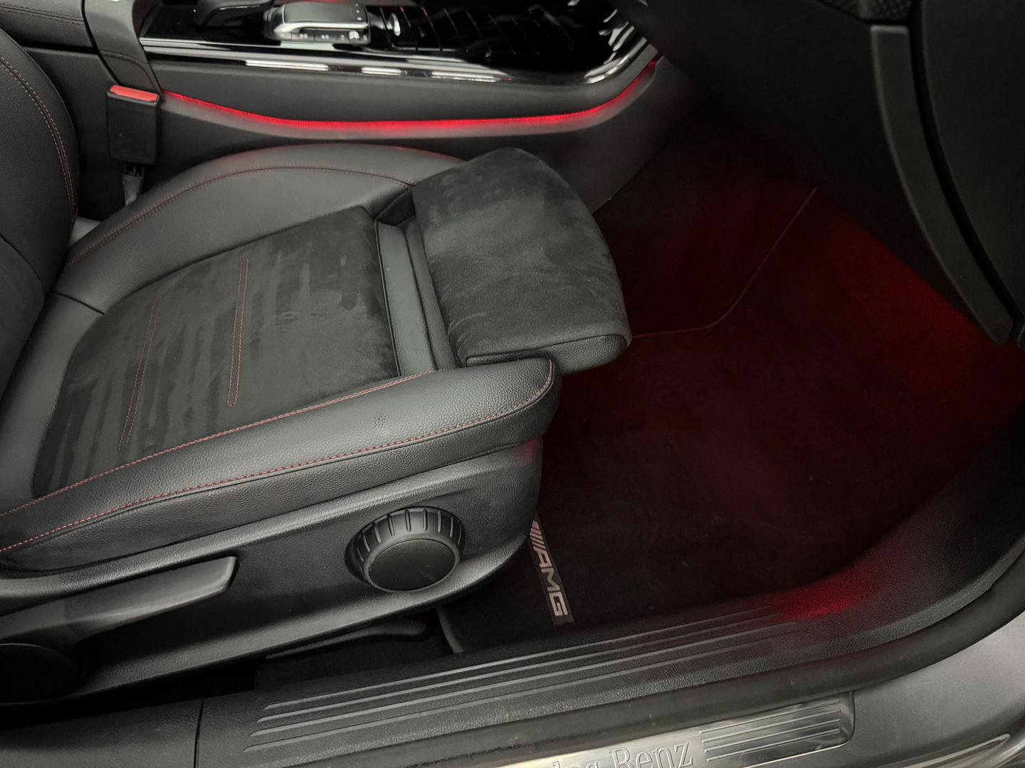 Mercedes-Benz A-Klasse 180 AMG | Pano | Virtual | Sfeerverl. | Carplay | Cruise | LED | Parkeersens. l Stoelverw.