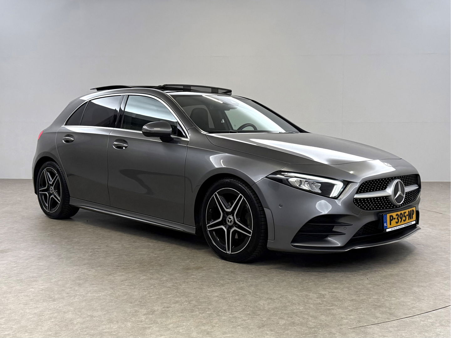 Mercedes-Benz A-Klasse 180 AMG | Pano | Sfeer | Virtual | Stoelverw. | Carplay | Cruise | Parkeersens.