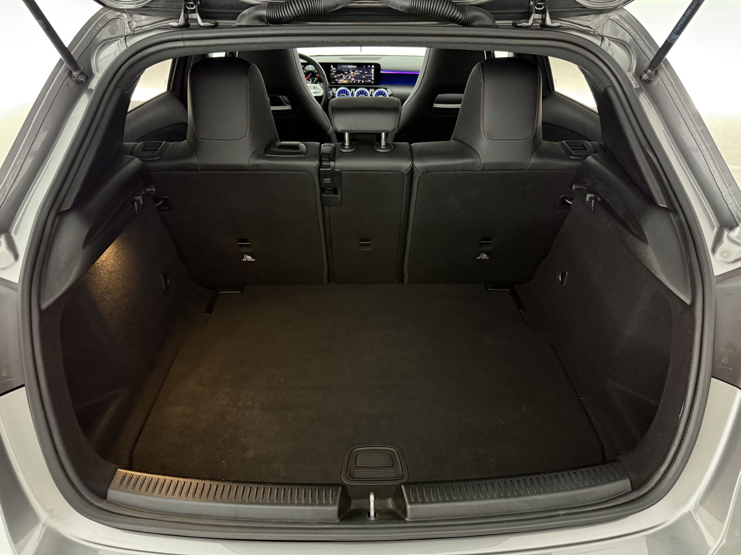 Mercedes-Benz A-Klasse 180 AMG | Pano | Virtual | Sfeerverl. | Carplay | Cruise | LED | Parkeersens. l Stoelverw.