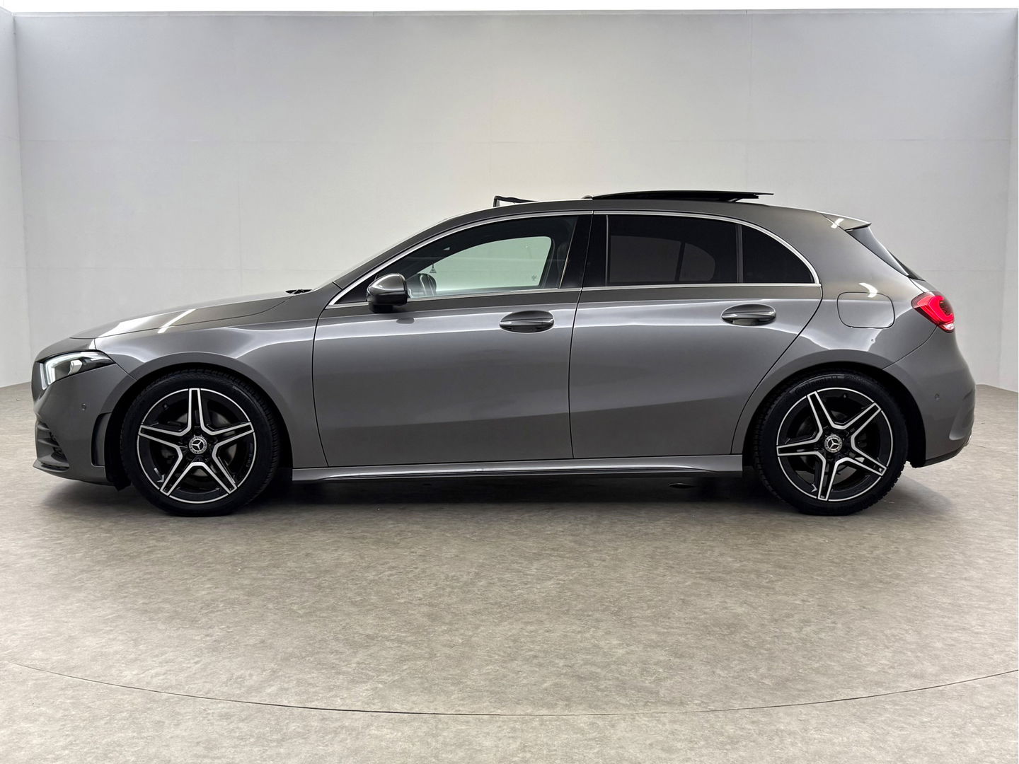 Mercedes-Benz A-Klasse 180 AMG | Pano | Sfeer | Virtual | Stoelverw. | Carplay | Cruise | Parkeersens.