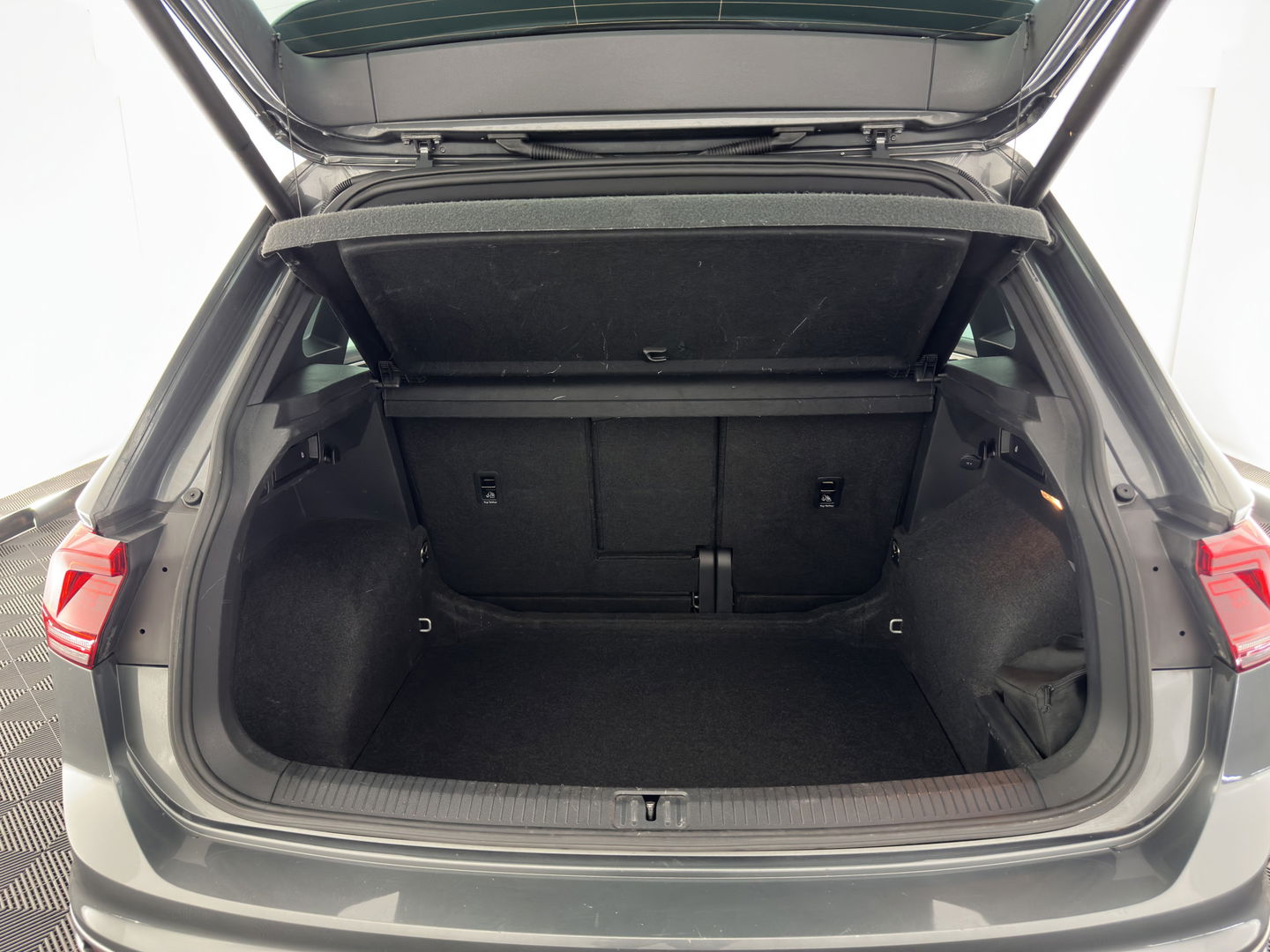 Volkswagen Tiguan 1.5 TSI Comfortline Business (INCL.BTW) *PANO | FULL-LED | ADAPTIVE-CRUISE | DIGI-COCKPIT | HEATED-COMFORTSEATS | NAV-FULLMAP | DAB+ | ECC | PDC | 19''ALU | TOWBAR*