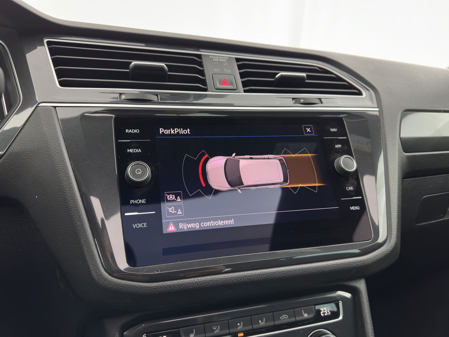 Volkswagen Tiguan 1.5 TSI Comfortline Business (INCL.BTW) *PANO | FULL-LED | ADAPTIVE-CRUISE | DIGI-COCKPIT | HEATED-COMFORTSEATS | NAV-FULLMAP | DAB+ | ECC | PDC | 19''ALU | TOWBAR*