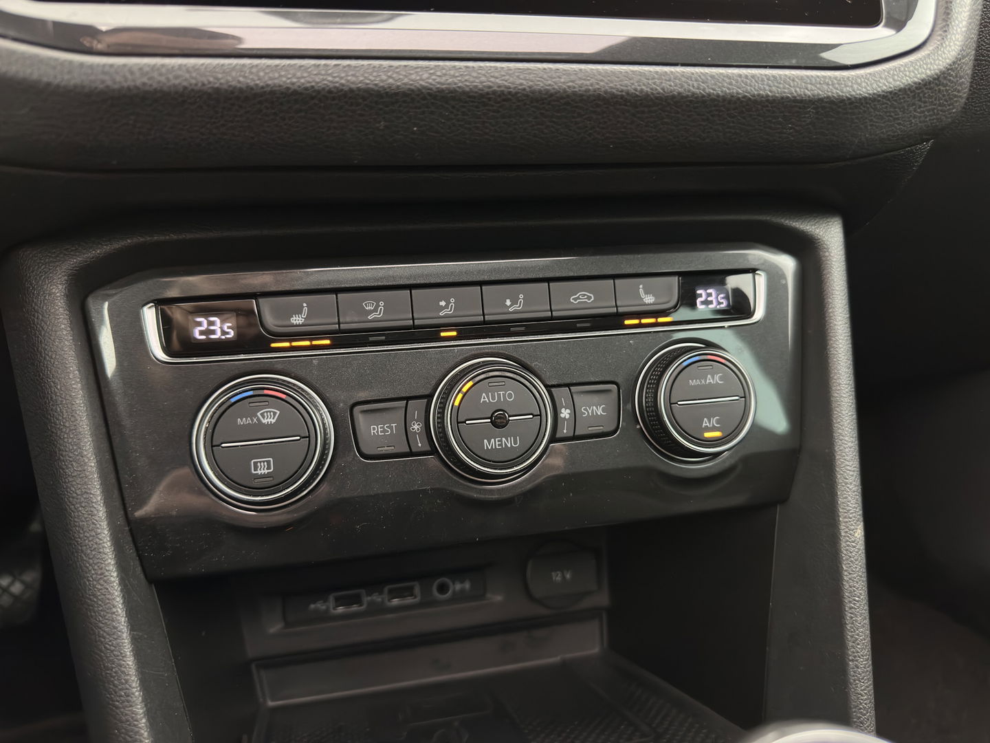 Volkswagen Tiguan 1.5 TSI Comfortline Business (INCL.BTW) *PANO | FULL-LED | ADAPTIVE-CRUISE | DIGI-COCKPIT | HEATED-COMFORTSEATS | NAV-FULLMAP | DAB+ | ECC | PDC | 19''ALU | TOWBAR*