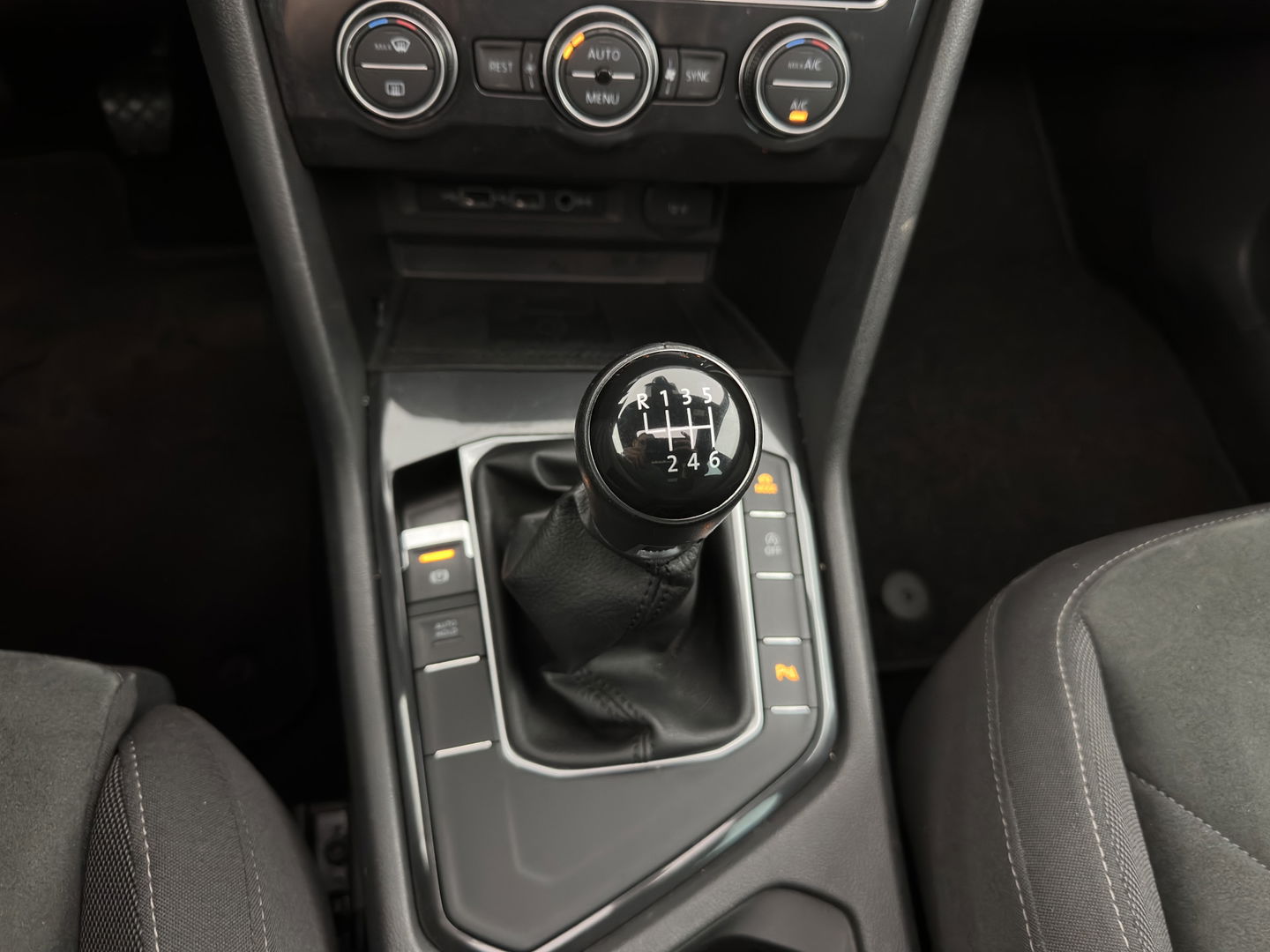 Volkswagen Tiguan 1.5 TSI Comfortline Business (INCL.BTW) *PANO | FULL-LED | ADAPTIVE-CRUISE | DIGI-COCKPIT | HEATED-COMFORTSEATS | NAV-FULLMAP | DAB+ | ECC | PDC | 19''ALU | TOWBAR*