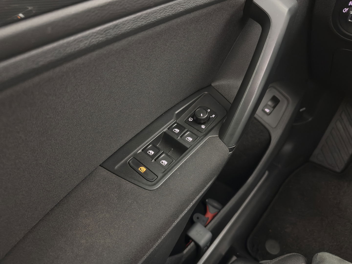 Volkswagen Tiguan 1.5 TSI Comfortline Business (INCL.BTW) *PANO | FULL-LED | ADAPTIVE-CRUISE | DIGI-COCKPIT | HEATED-COMFORTSEATS | NAV-FULLMAP | DAB+ | ECC | PDC | 19''ALU | TOWBAR*