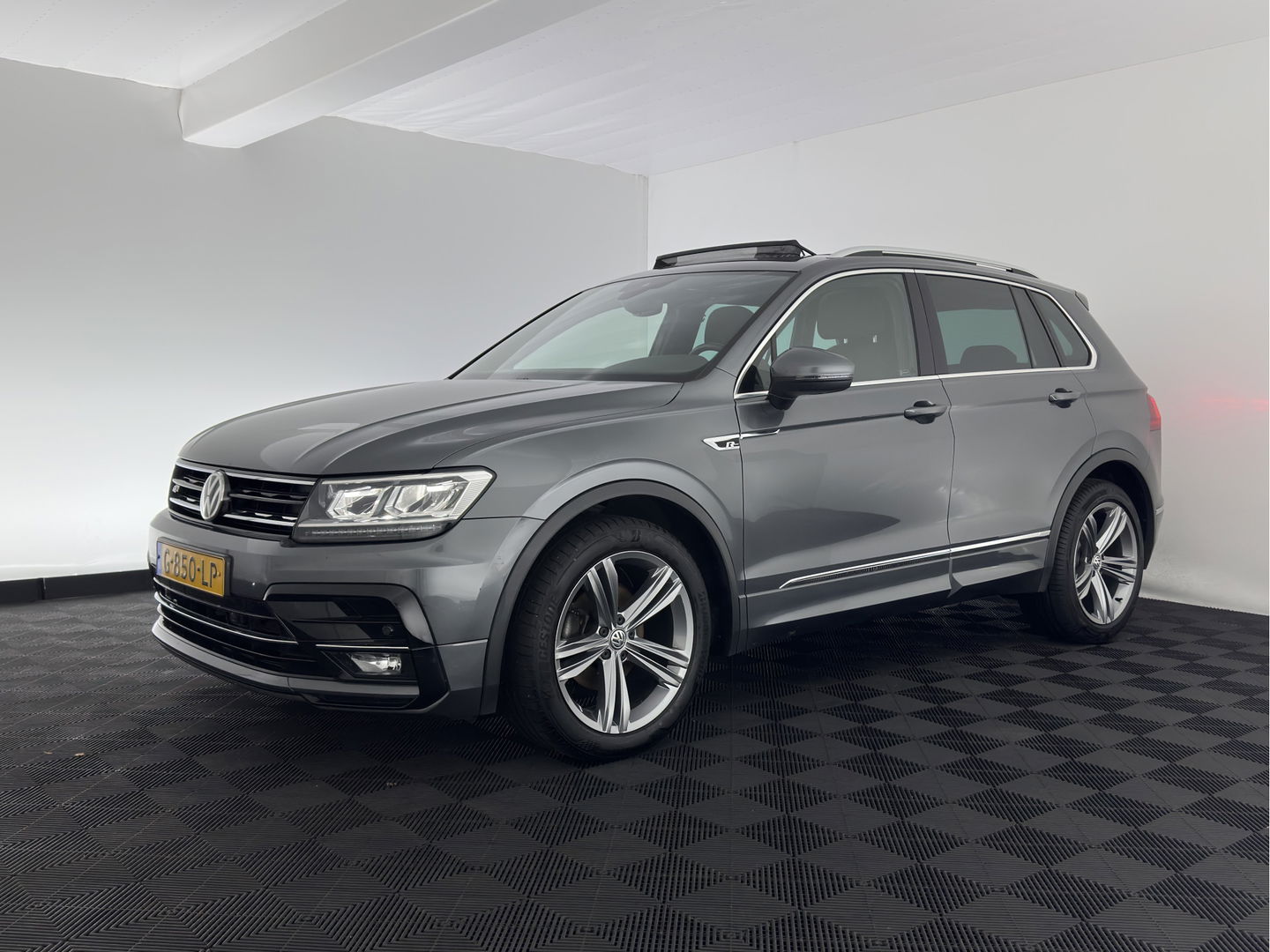 Volkswagen Tiguan 1.5 TSI Comfortline Business (INCL.BTW) *PANO | FULL-LED | ADAPTIVE-CRUISE | DIGI-COCKPIT | HEATED-COMFORTSEATS | NAV-FULLMAP | DAB+ | ECC | PDC | 19''ALU | TOWBAR*