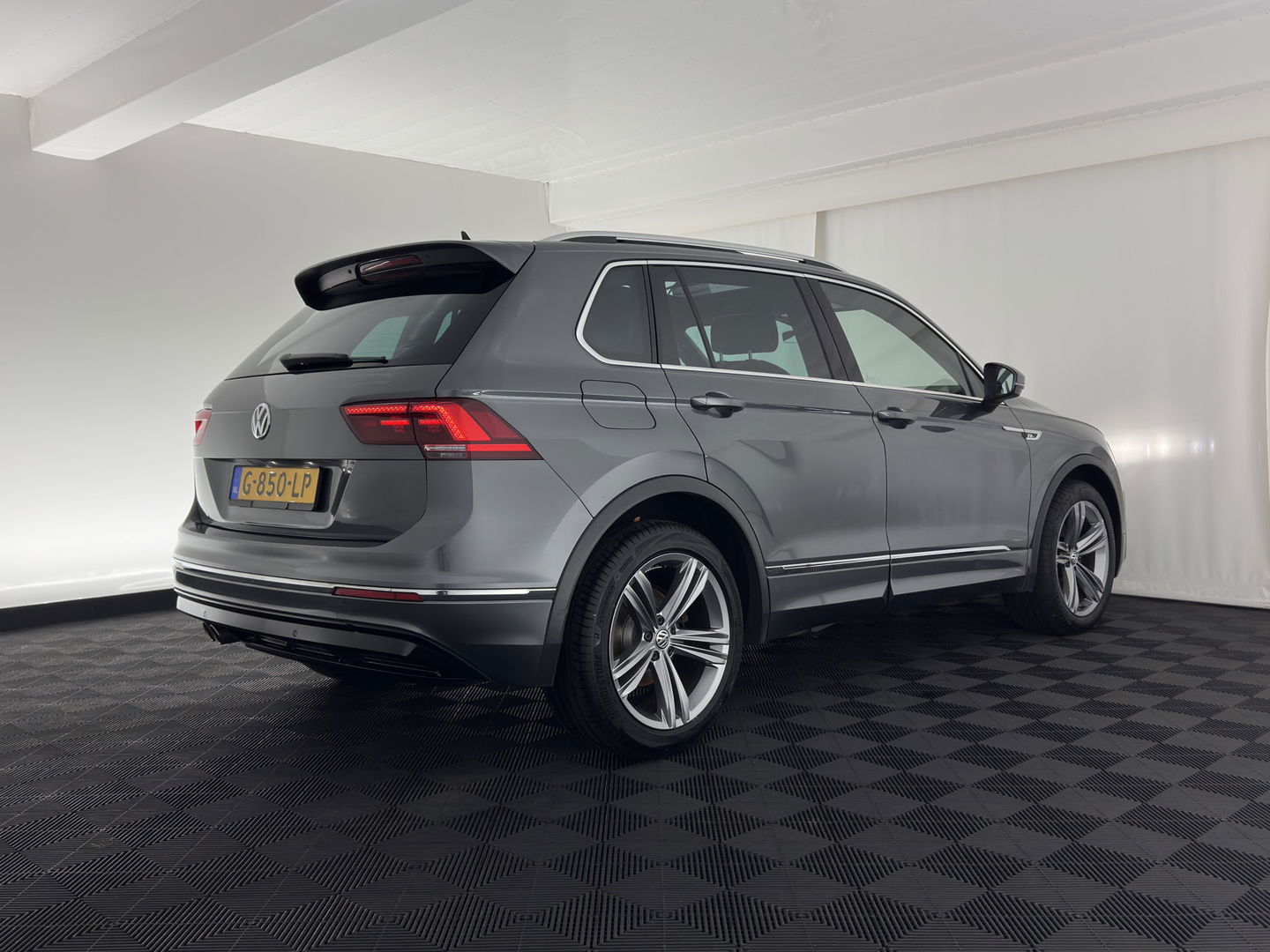 Volkswagen Tiguan 1.5 TSI Comfortline Business (INCL.BTW) *PANO | FULL-LED | ADAPTIVE-CRUISE | DIGI-COCKPIT | HEATED-COMFORTSEATS | NAV-FULLMAP | DAB+ | ECC | PDC | 19''ALU | TOWBAR*