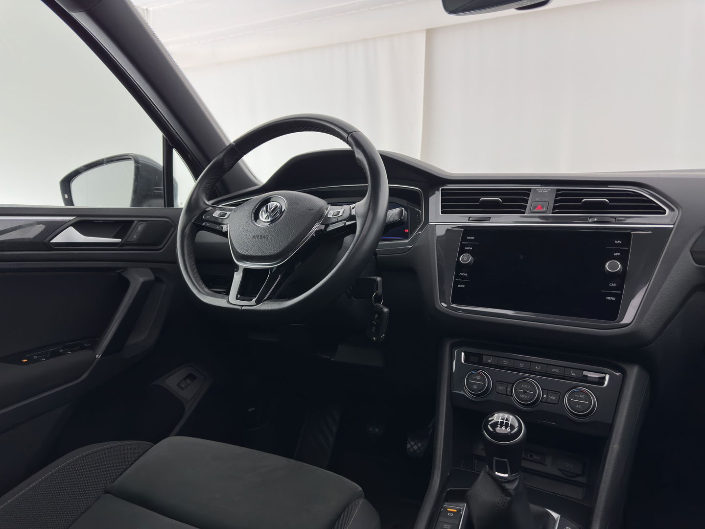 Volkswagen Tiguan 1.5 TSI Comfortline Business (INCL.BTW) *PANO | FULL-LED | ADAPTIVE-CRUISE | DIGI-COCKPIT | HEATED-COMFORTSEATS | NAV-FULLMAP | DAB+ | ECC | PDC | 19''ALU | TOWBAR*