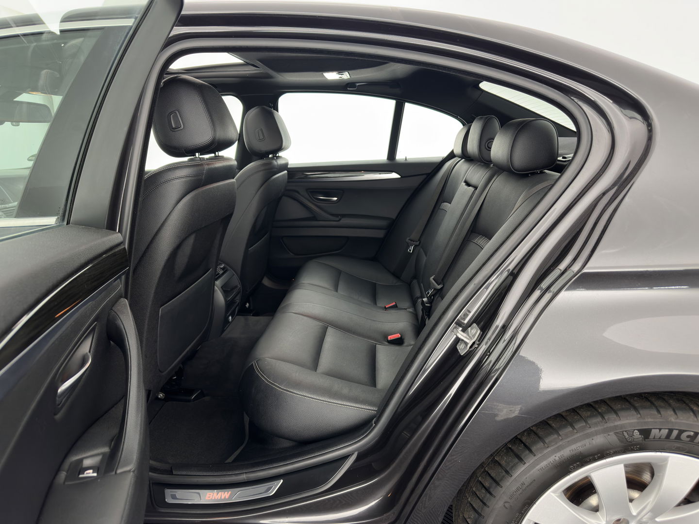 BMW 5 Serie 518d Luxury-Line High Executive Aut. *PANO | LUXURY-LEATHER | BI-XENON | NAVI-FULLMAP | HEATED-COMFORTSEATS | HIFI-SOUND | CAMERA | ECC | PDC | CRUISE | 18''ALU*