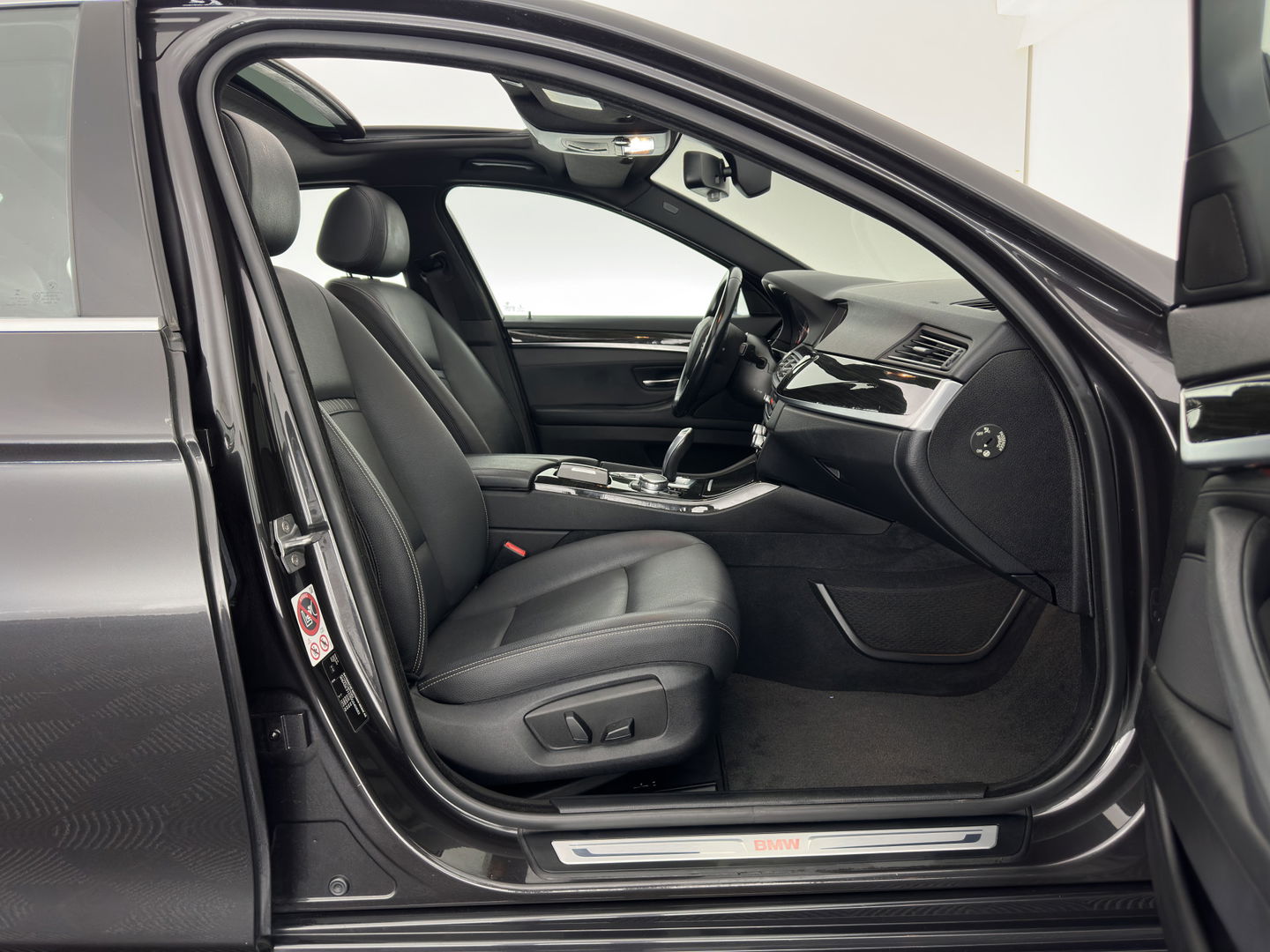 BMW 5 Serie 518d Luxury-Line High Executive Aut. *PANO | LUXURY-LEATHER | BI-XENON | NAVI-FULLMAP | HEATED-COMFORTSEATS | HIFI-SOUND | CAMERA | ECC | PDC | CRUISE | 18''ALU*