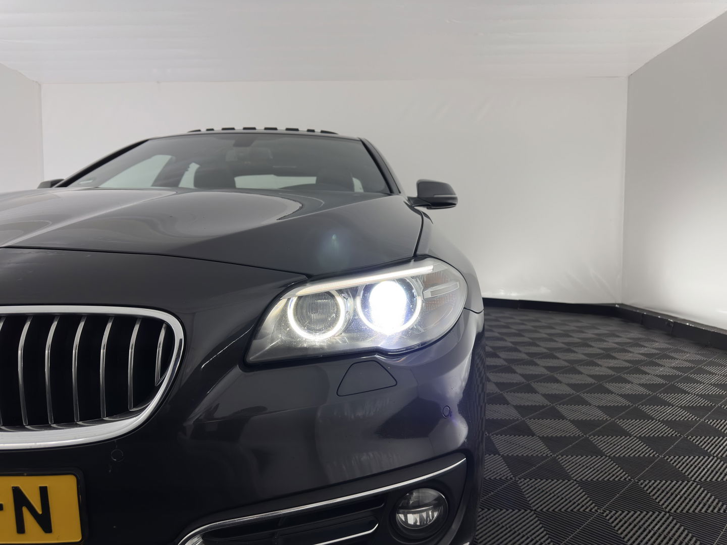 BMW 5 Serie 518d Luxury-Line High Executive Aut. *PANO | LUXURY-LEATHER | BI-XENON | NAVI-FULLMAP | HEATED-COMFORTSEATS | HIFI-SOUND | CAMERA | ECC | PDC | CRUISE | 18''ALU*