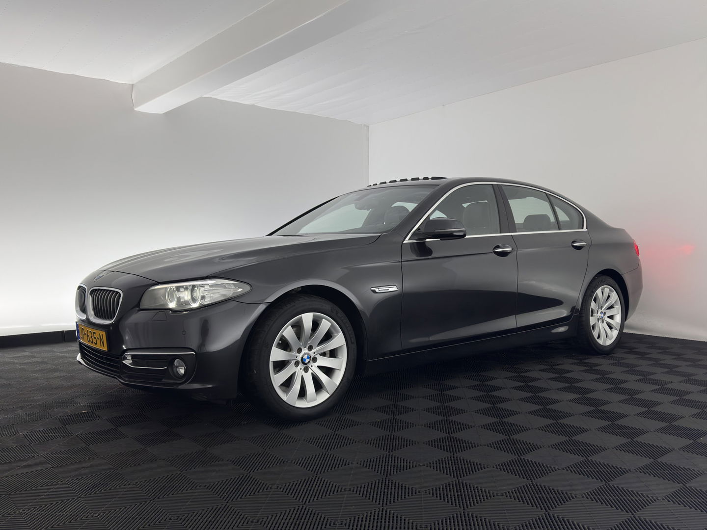 BMW 5 Serie 518d Corporate Lease High Executive Aut. *PANO | LUXURY-LEATHER | XENON | HEATED-COMFORTSEATS | HIFI-SOUND | CAMERA | ECC | PDC | CRUISE | 18''ALU*
