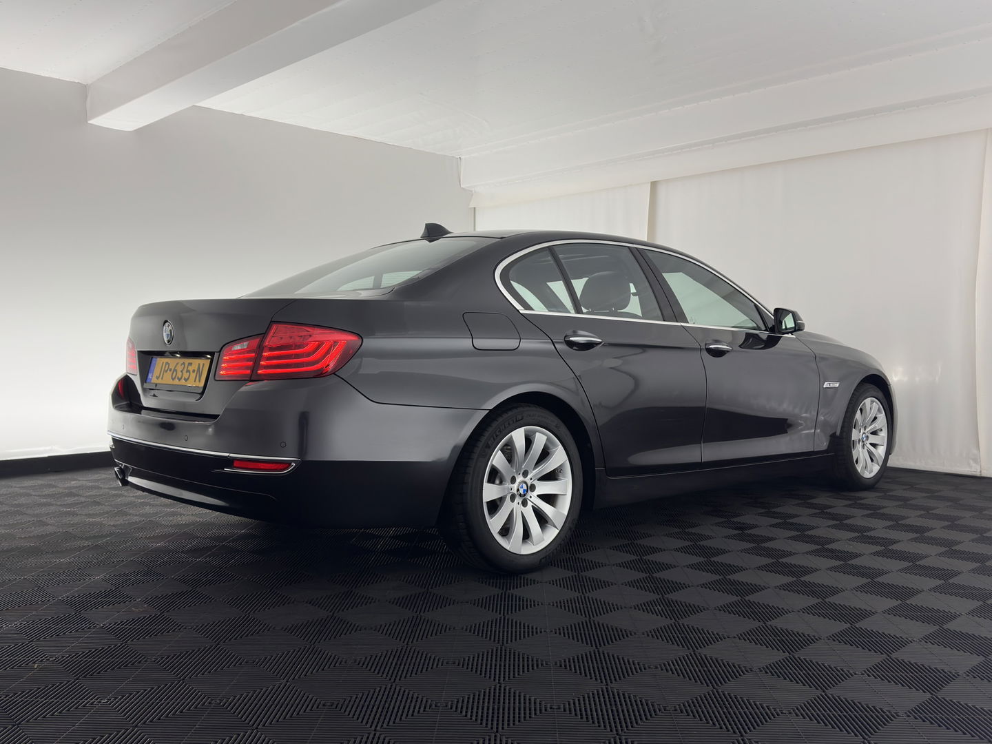 BMW 5 Serie 518d Luxury-Line High Executive Aut. *PANO | LUXURY-LEATHER | BI-XENON | NAVI-FULLMAP | HEATED-COMFORTSEATS | HIFI-SOUND | CAMERA | ECC | PDC | CRUISE | 18''ALU*