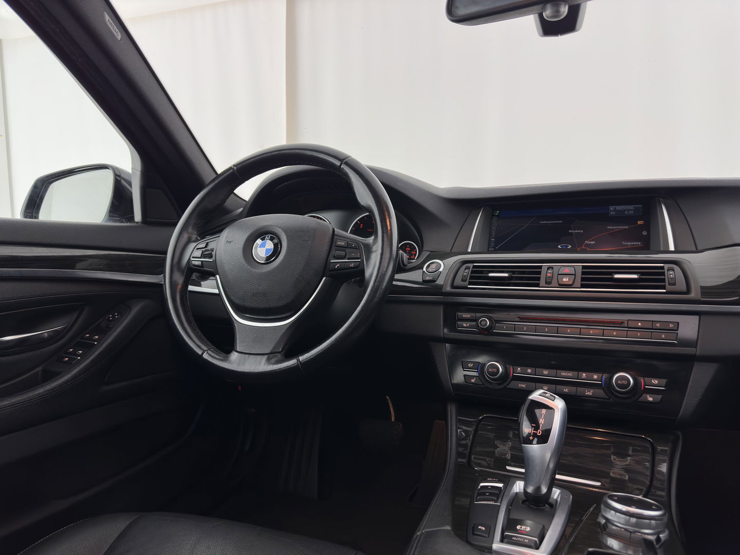 BMW 5 Serie 518d Luxury-Line High Executive Aut. *PANO | LUXURY-LEATHER | BI-XENON | NAVI-FULLMAP | HEATED-COMFORTSEATS | HIFI-SOUND | CAMERA | ECC | PDC | CRUISE | 18''ALU*
