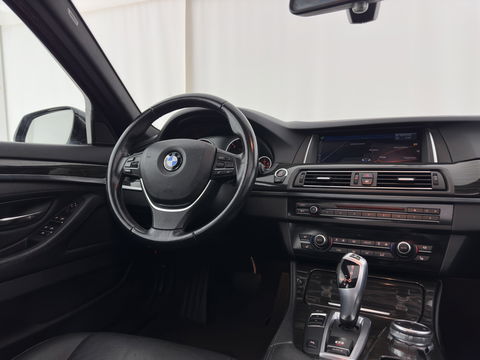 BMW 5 Serie 518d Corporate Lease High Executive Aut. *PANO | LUXURY-LEATHER | XENON | HEATED-COMFORTSEATS | HIFI-SOUND | CAMERA | ECC | PDC | CRUISE | 18''ALU*