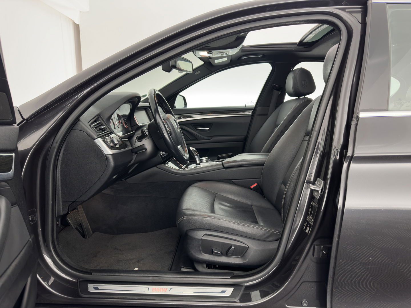 BMW 5 Serie 518d Luxury-Line High Executive Aut. *PANO | LUXURY-LEATHER | BI-XENON | NAVI-FULLMAP | HEATED-COMFORTSEATS | HIFI-SOUND | CAMERA | ECC | PDC | CRUISE | 18''ALU*