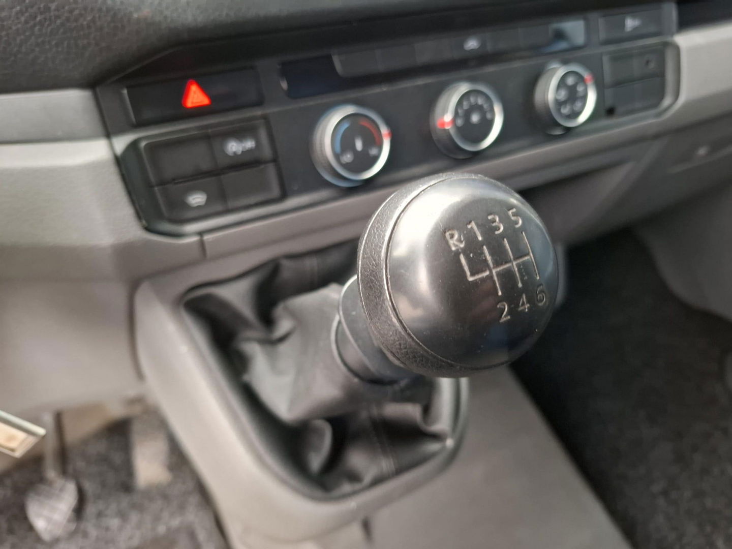 Volkswagen Crafter 35 2.0 TDI L4 Trendline OPRIJWAGEN / AMBULANCE / TRAILER / EURO 6 / LAADVERMOGEN 1500 KG !!