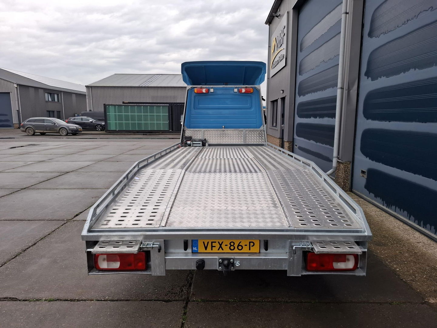 Volkswagen Crafter 35 2.0 TDI L4 Trendline OPRIJWAGEN / AMBULANCE / TRAILER / EURO 6 / LAADVERMOGEN 1500 KG !!