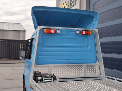 Volkswagen Crafter 35 2.0 TDI L4 Trendline OPRIJWAGEN / AMBULANCE / TRAILER / EURO 6 / LAADVERMOGEN 1500 KG !!