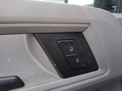 Volkswagen Crafter 35 2.0 TDI L4 Trendline OPRIJWAGEN / AMBULANCE / TRAILER / EURO 6 / LAADVERMOGEN 1500 KG !!