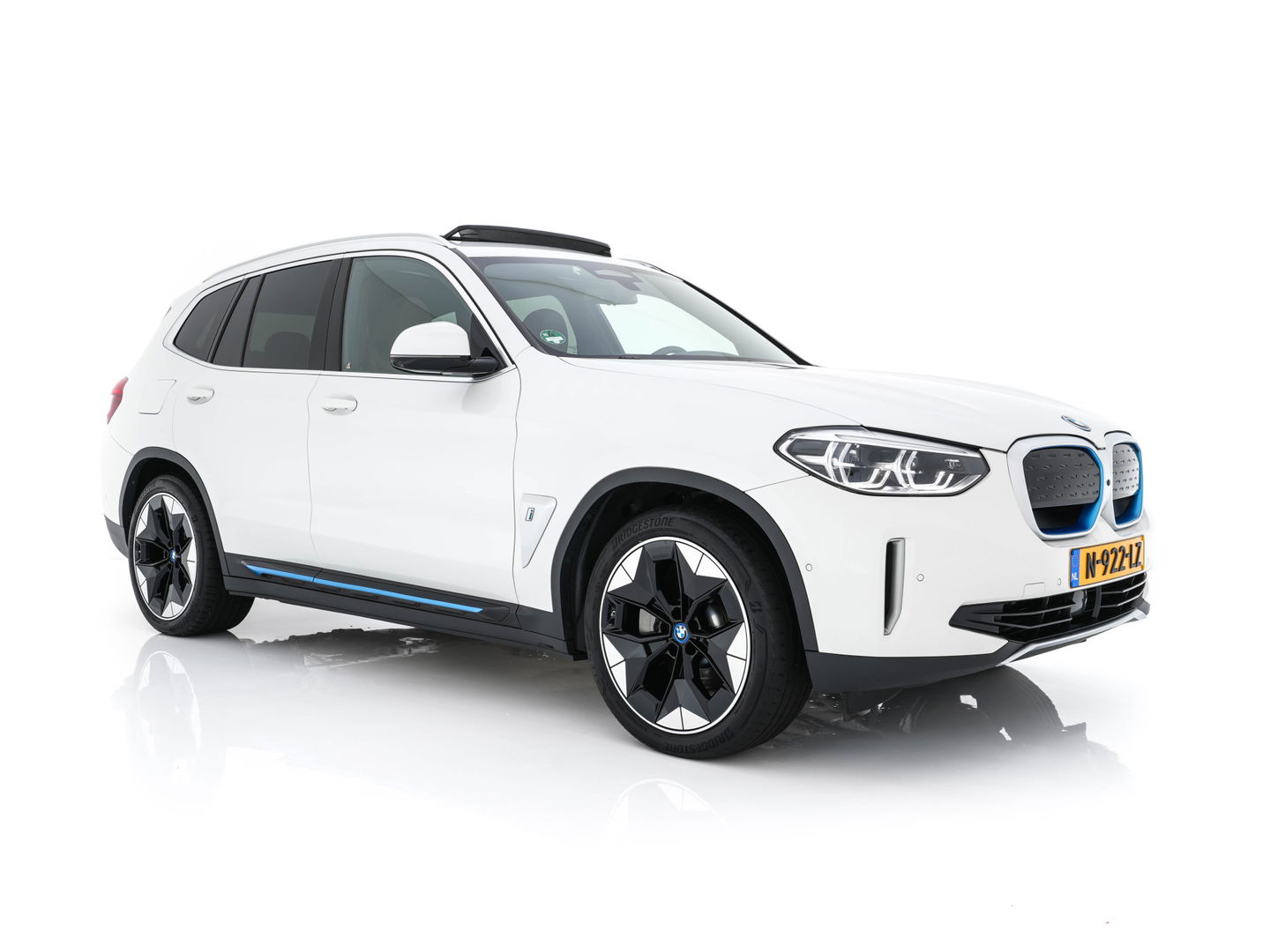 BMW iX3 High Executive 80 kWh {SOH-100%} [ 3-Fase ] (INCL.BTW) Aut. *PANO | HEAD-UP | LUXURY-LEATHER | ADAPTIVE-CRUISE | FULL-LED | BLIND-SPOT | MEMORY-PACK | DIGI-COCKPIT | HEATED-COMFORTSEATS | KEYLESS | TOP-VIEW | DAB+ | NAVI | TOWBAR | 20'