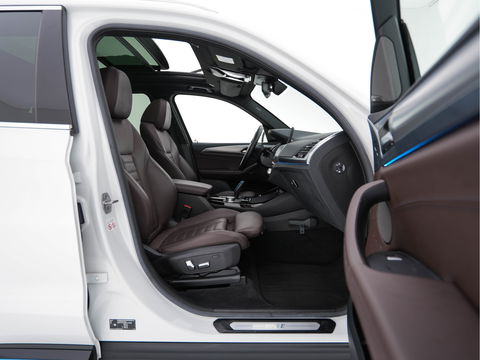 BMW iX3 High Executive 80 kWh {SOH-100%} [ 3-Fase ] (INCL.BTW) Aut. *PANO | HEAD-UP | LUXURY-LEATHER | ADAPTIVE-CRUISE | FULL-LED | BLIND-SPOT | MEMORY-PACK | DIGI-COCKPIT | HEATED-COMFORTSEATS | KEYLESS | TOP-VIEW | DAB+ | NAVI | TOWBAR | 20'