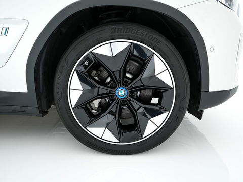 BMW iX3 High Executive 80 kWh {SOH-100%} [ 3-Fase ] (INCL.BTW) Aut. *PANO | HEAD-UP | LUXURY-LEATHER | ADAPTIVE-CRUISE | FULL-LED | BLIND-SPOT | MEMORY-PACK | DIGI-COCKPIT | HEATED-COMFORTSEATS | KEYLESS | TOP-VIEW | DAB+ | NAVI | TOWBAR | 20'