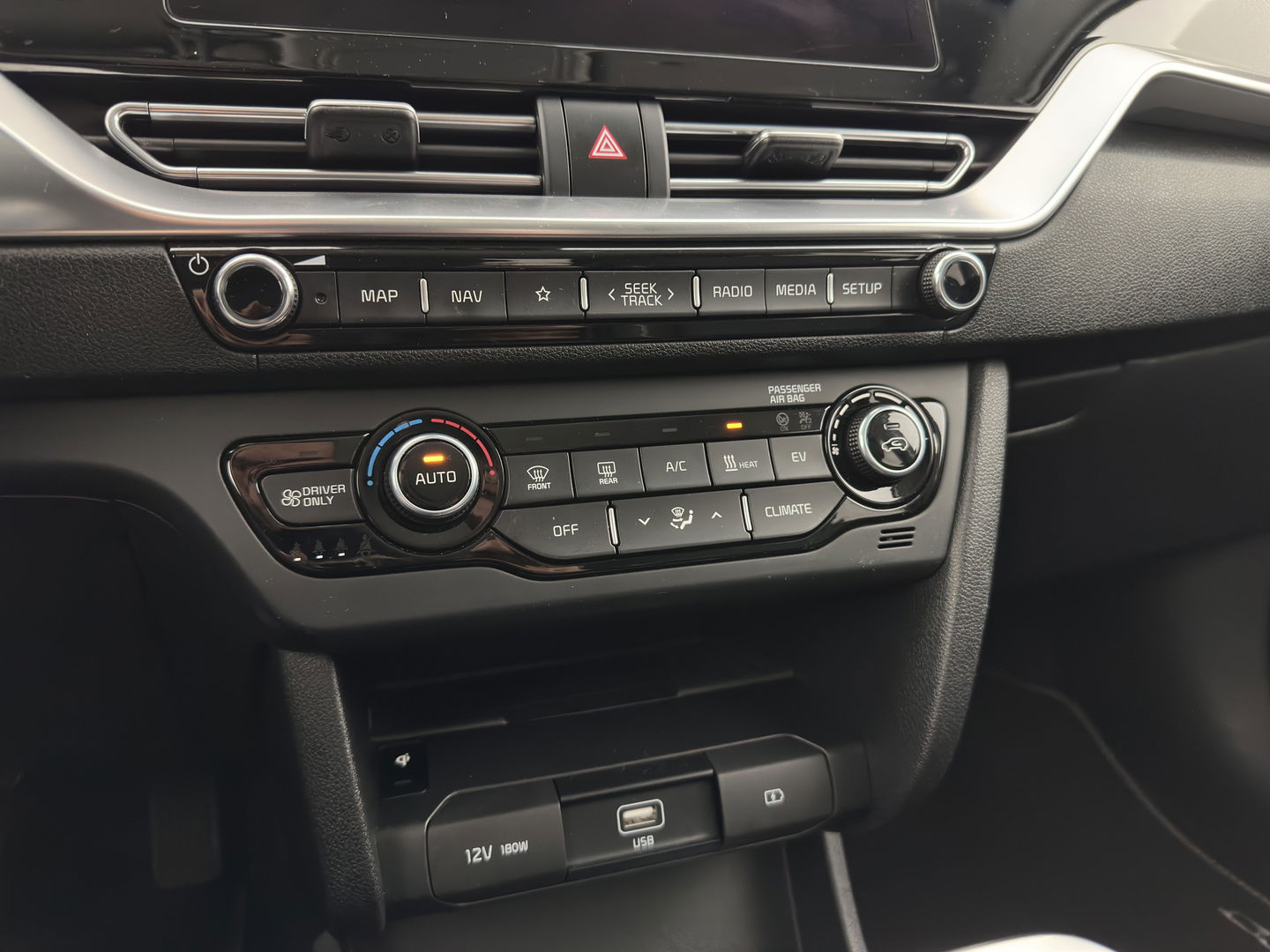 Kia e-Niro ExecutiveLine 64 kWh {SOH-89%}[ 3-Fase ] (INCL-BTW) Aut. *LUXURY-LEATHER | JBL-AUDIO | FULL-LED | NAVI-FULLMAP | DAB | ADAPTIVE-CRUISE | CAMERA | MEMORY-PACK | LANE-ASSIST | CCS-FASTLOADER | KEYLESS | DIGI-COCKPIT | 17"ALU*