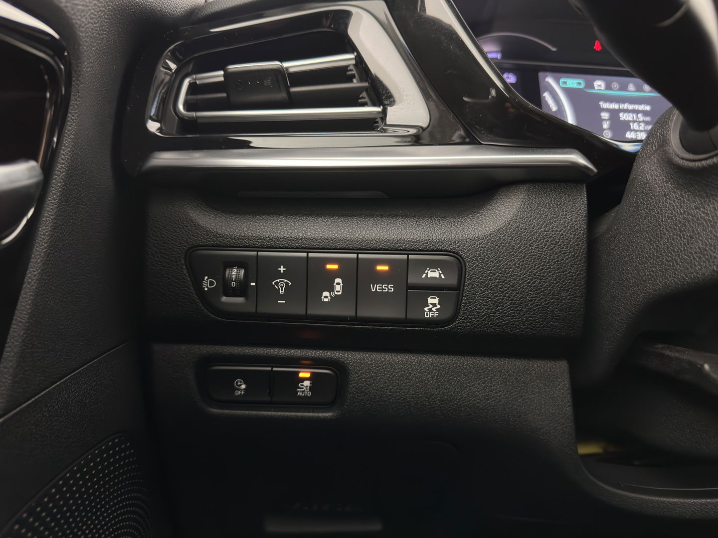 Kia e-Niro ExecutiveLine 64 kWh {SOH-89%}[ 3-Fase ] (INCL-BTW) Aut. *LUXURY-LEATHER | JBL-AUDIO | FULL-LED | NAVI-FULLMAP | DAB | ADAPTIVE-CRUISE | CAMERA | MEMORY-PACK | LANE-ASSIST | CCS-FASTLOADER | KEYLESS | DIGI-COCKPIT | 17"ALU*