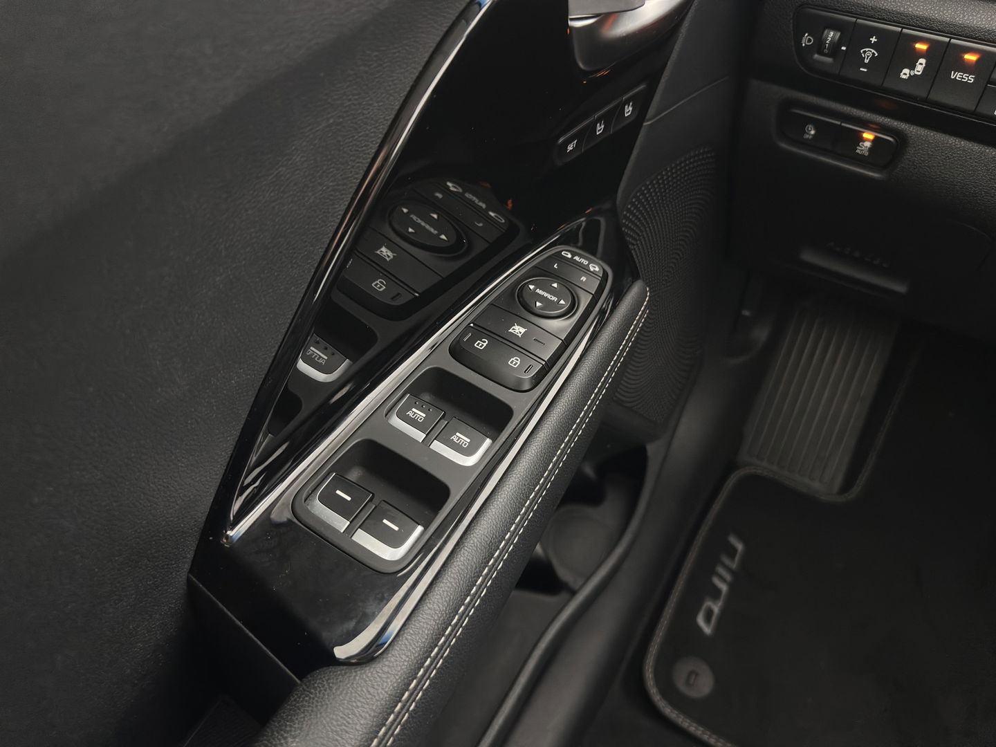 Kia e-Niro ExecutiveLine 64 kWh {SOH-89%}[ 3-Fase ] (INCL-BTW) Aut. *LUXURY-LEATHER | JBL-AUDIO | FULL-LED | NAVI-FULLMAP | DAB | ADAPTIVE-CRUISE | CAMERA | MEMORY-PACK | LANE-ASSIST | CCS-FASTLOADER | KEYLESS | DIGI-COCKPIT | 17"ALU*