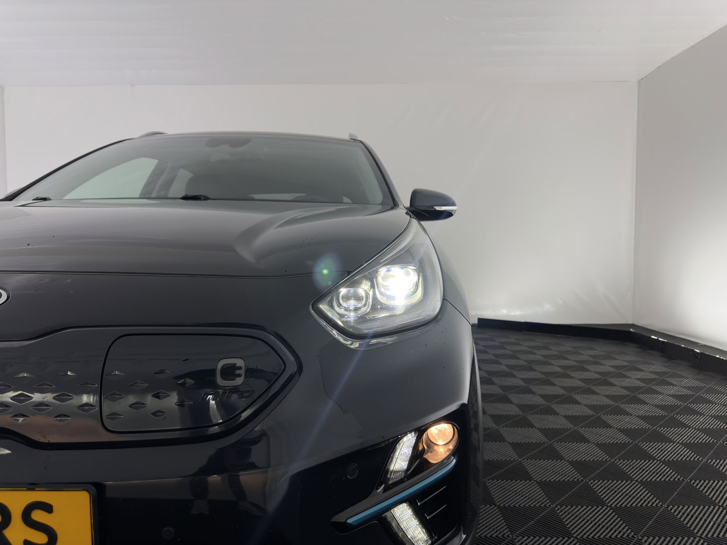 Kia e-Niro ExecutiveLine 64 kWh {SOH-89%}[ 3-Fase ] (INCL-BTW) Aut. *LUXURY-LEATHER | JBL-AUDIO | FULL-LED | NAVI-FULLMAP | DAB | ADAPTIVE-CRUISE | CAMERA | MEMORY-PACK | LANE-ASSIST | CCS-FASTLOADER | KEYLESS | DIGI-COCKPIT | 17"ALU*