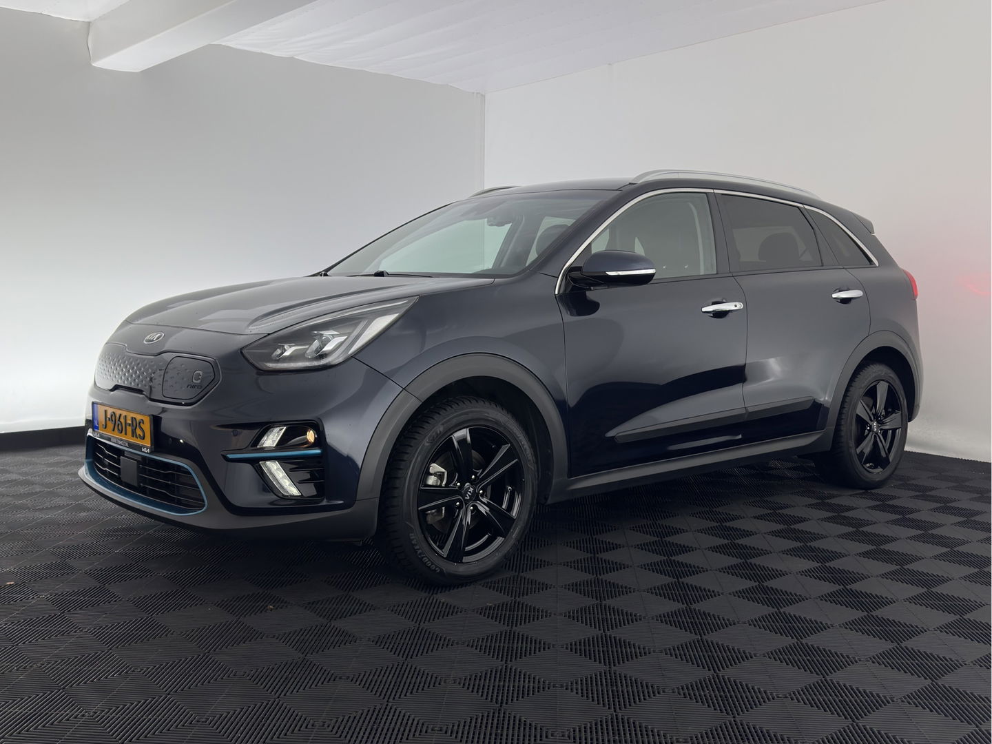Kia e-Niro ExecutiveLine 64 kWh {SOH-89%}[ 3-Fase ] (INCL-BTW) Aut. *LUXURY-LEATHER | JBL-AUDIO | FULL-LED | NAVI-FULLMAP | DAB | ADAPTIVE-CRUISE | CAMERA | MEMORY-PACK | LANE-ASSIST | CCS-FASTLOADER | KEYLESS | DIGI-COCKPIT | 17"ALU*