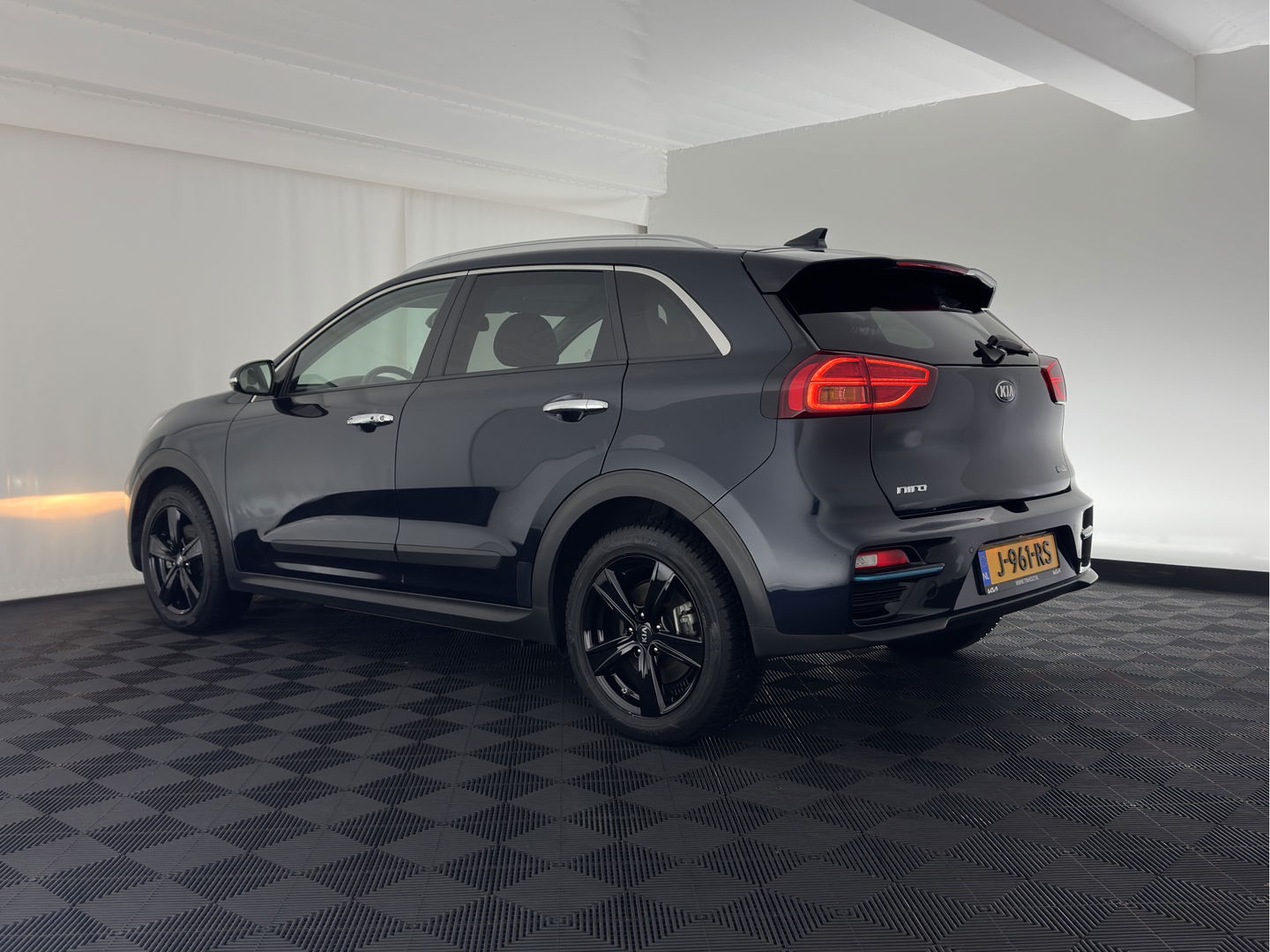 Kia e-Niro ExecutiveLine 64 kWh {SOH-89%}[ 3-Fase ] (INCL-BTW) Aut. *LUXURY-LEATHER | JBL-AUDIO | FULL-LED | NAVI-FULLMAP | DAB | ADAPTIVE-CRUISE | CAMERA | MEMORY-PACK | LANE-ASSIST | CCS-FASTLOADER | KEYLESS | DIGI-COCKPIT | 17"ALU*
