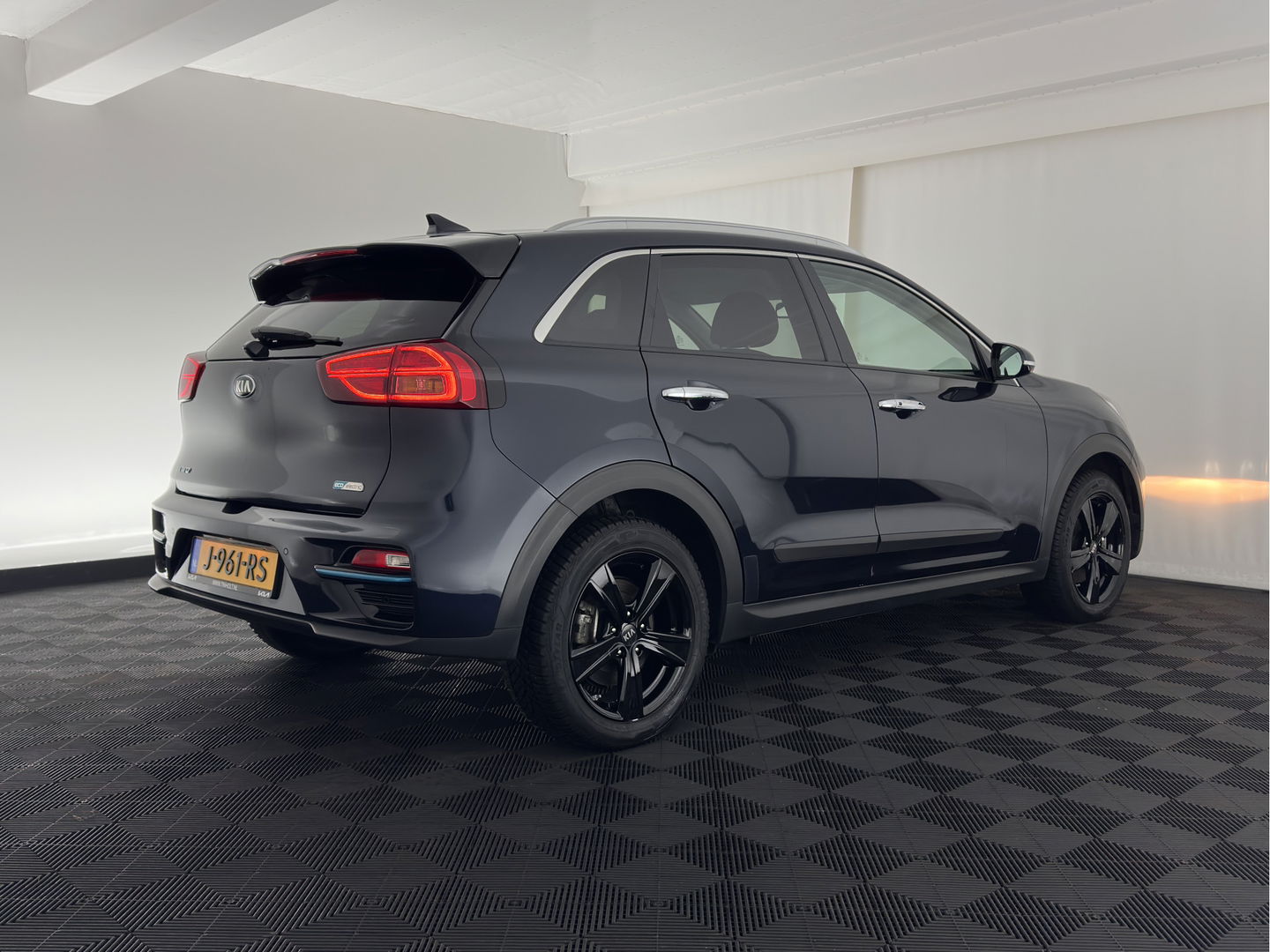 Kia e-Niro ExecutiveLine 64 kWh {SOH-89%}[ 3-Fase ] (INCL-BTW) Aut. *LUXURY-LEATHER | JBL-AUDIO | FULL-LED | NAVI-FULLMAP | DAB | ADAPTIVE-CRUISE | CAMERA | MEMORY-PACK | LANE-ASSIST | CCS-FASTLOADER | KEYLESS | DIGI-COCKPIT | 17"ALU*