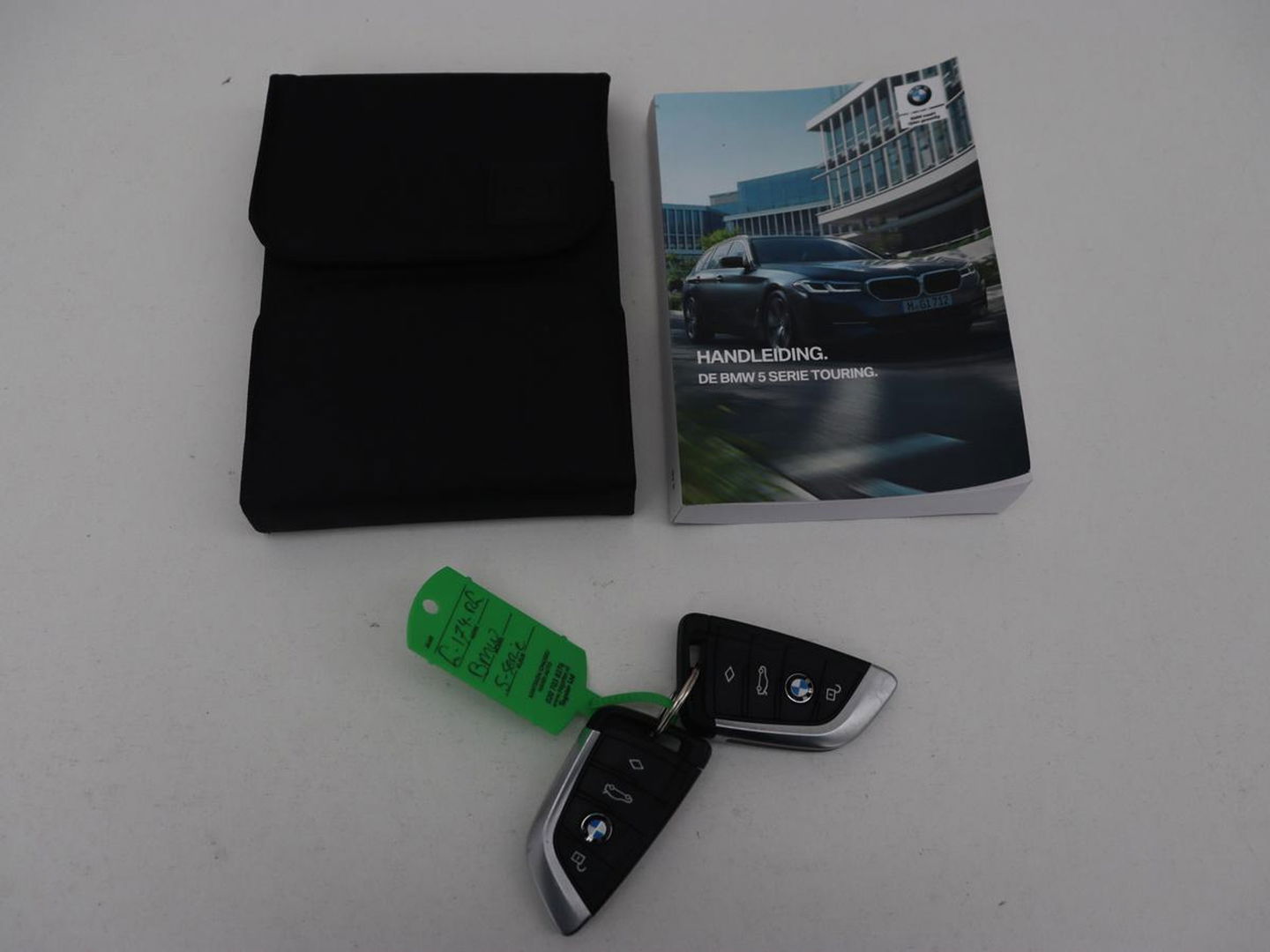 BMW 5 Serie 520i Business Edition Plus | Nappaleder | Stoelverwarming | Carplay | Laserlicht | Navigatie | Live Cockpit | Parkeerhulp | Climate control | Comfortstoelen | Cruise control | Bluetooth