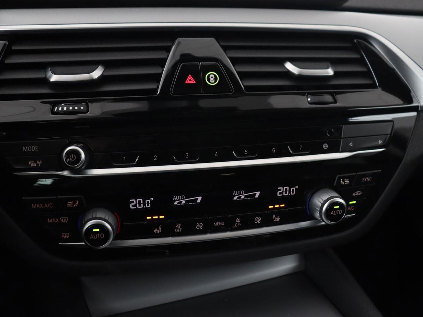 BMW 5 Serie 520i Business Edition Plus | Nappaleder | Stoelverwarming | Carplay | Laserlicht | Navigatie | Live Cockpit | Parkeerhulp | Climate control | Comfortstoelen | Cruise control | Bluetooth