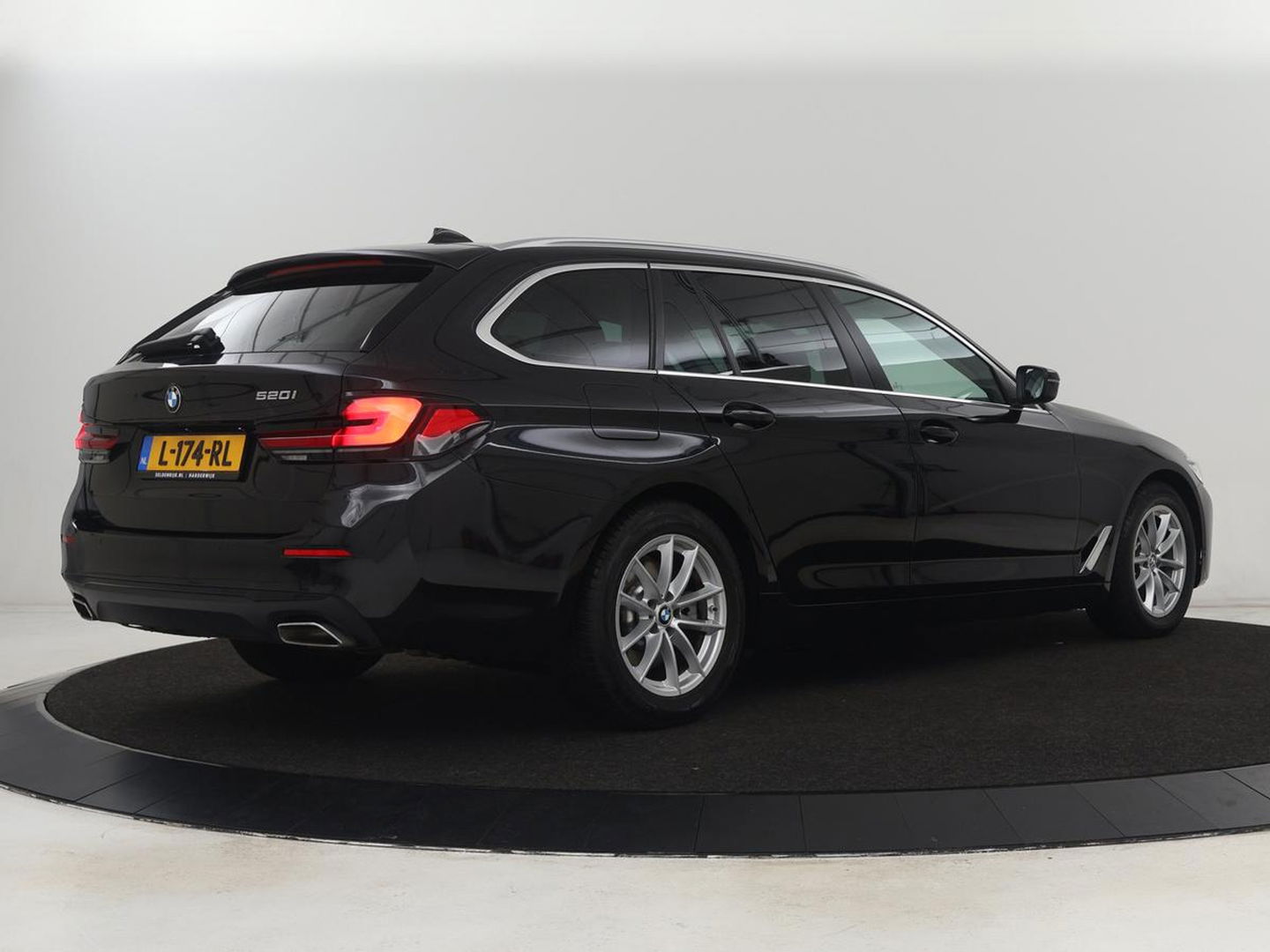 BMW 5 Serie 520i Business Edition Plus | Nappaleder | Stoelverwarming | Carplay | Laserlicht | Navigatie | Live Cockpit | Parkeerhulp | Climate control | Comfortstoelen | Cruise control | Bluetooth