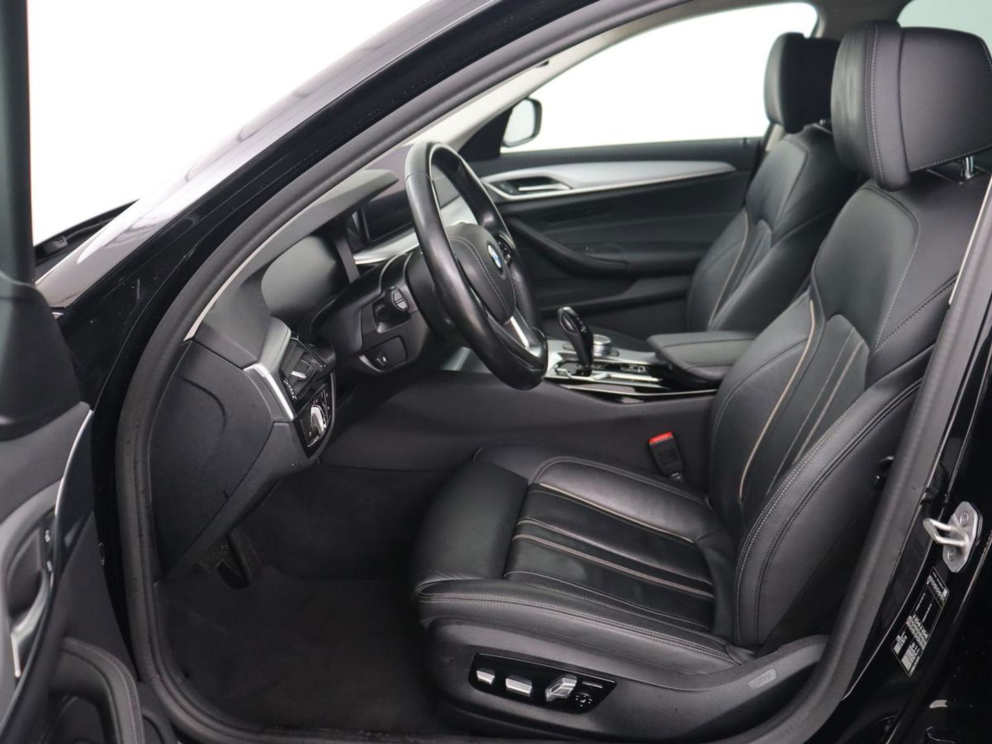 BMW 5 Serie 520i Business Edition Plus | Nappaleder | Stoelverwarming | Carplay | Laserlicht | Navigatie | Live Cockpit | Parkeerhulp | Climate control | Comfortstoelen | Cruise control | Bluetooth