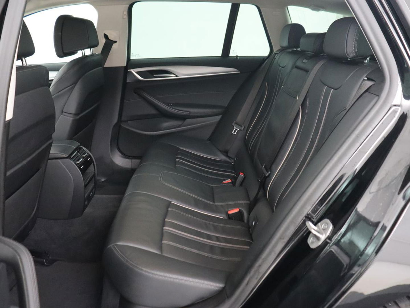 BMW 5 Serie 520i Business Edition Plus | Nappaleder | Stoelverwarming | Carplay | Laserlicht | Navigatie | Live Cockpit | Parkeerhulp | Climate control | Comfortstoelen | Cruise control | Bluetooth