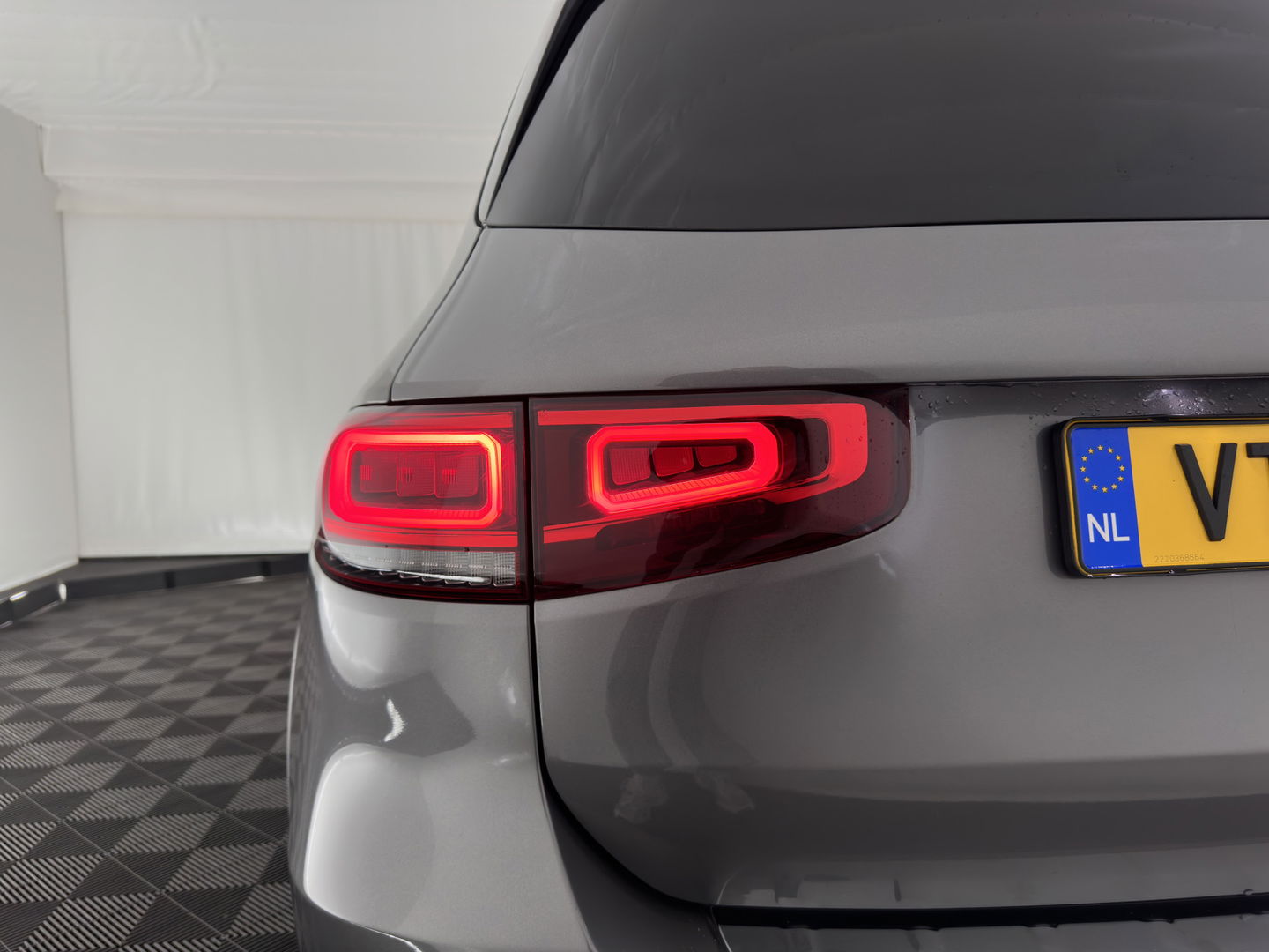 Mercedes-Benz GLB 200 d Premium AMG-Sport-Pack [ VAN ] Aut. *LEATHER-MICROFIBRE | FULL-LED | AMBIENT-LIGHT | WIDE-SCREEN-DIGICOCKPIT | HEATED-SPORTSEATS | KEYLESS | NAVI-FULLMAP | DAB+ | ECC | PDC | CRUISE | 19''ALU*