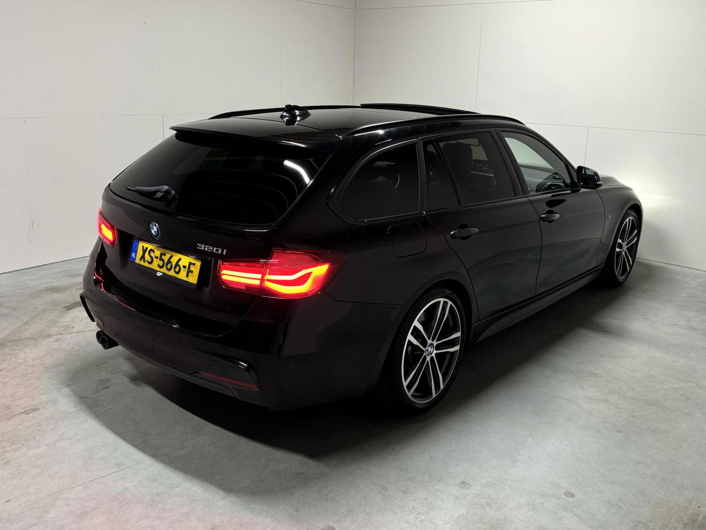 BMW 3 Serie Touring 320i M Sport Pano H/K Leer Camera NAP